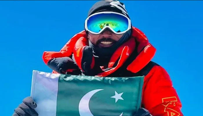 پاکستانی کوہ پیما سرباز خان نے نئی تاریخ رقم کردی