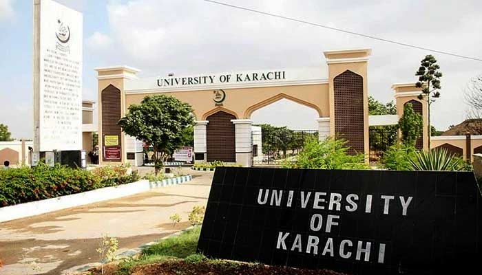 جامعہ کراچی میں پانی کی 36 انچ کی لائن لیک( قبرستان تالاب بن گیا)
