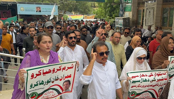 پی ٹی آئی کاسٹی کورٹ کے باہر احتجاجی مظاہرہ وریلی