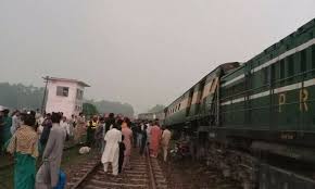 پاکستان ایکسپریس حادثے کی شکار، مسافرمحفوظ رہے