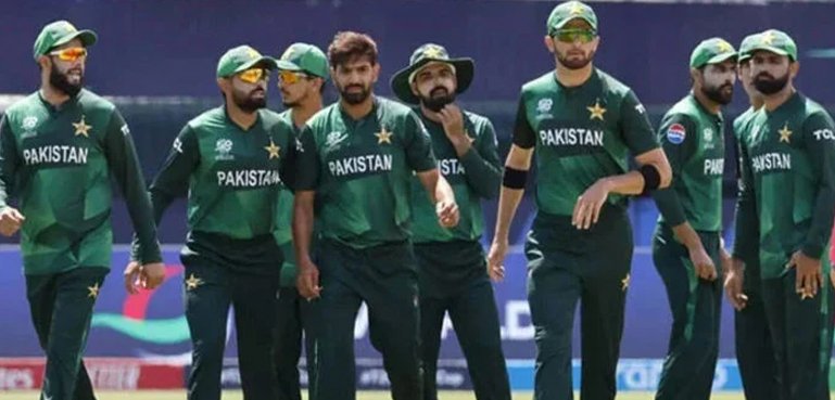 قومی کرکٹ ٹیم کی شرمناک شکست پر سابق کرکٹر برس پڑے