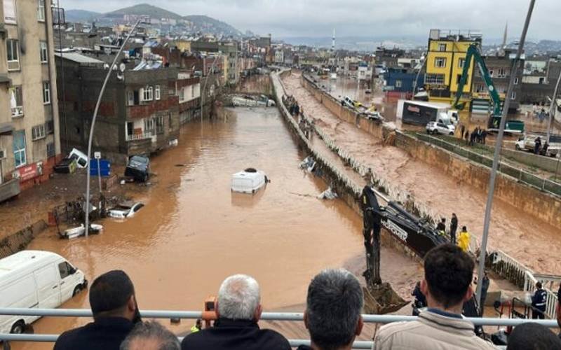 اسلام آباد میںبرساتی نالے بپھرنے سے پانی گھروں میں داخل، گاڑیاں بھی تیرنے لگیں