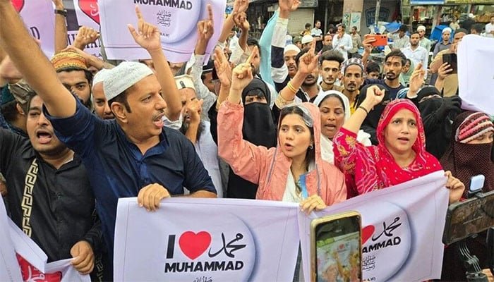 بھارت میں 'آئی لَو محمد ۖ' کہنا جرم بن گیا، پولیس مسلمانوں پر ٹوٹ پڑی