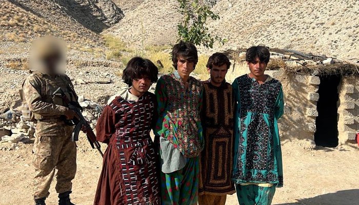 خضدار میں آپریشن، خواتین کے لباس میں فرار4 دہشتگرد گرفتار