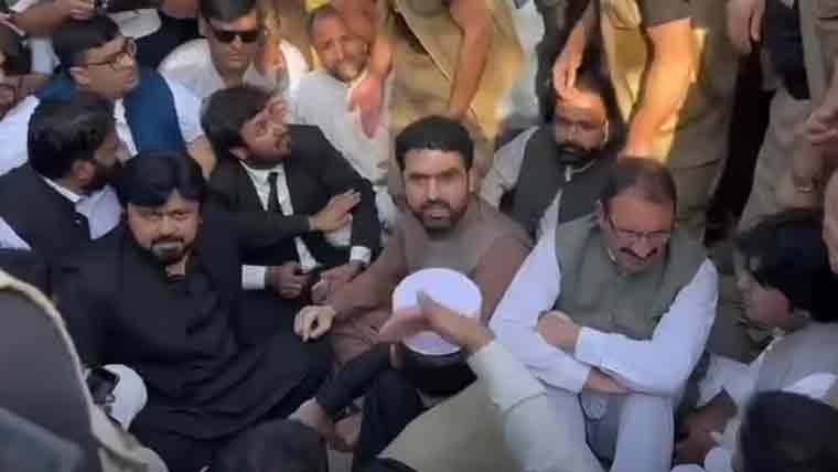 وزیراعلیٰ خیبرپختونخوا کا اڈیالہ روڈ پر مختصر دھرنا، واپس روانہ ہو گئے