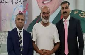 سابق سینیٹر مشتاق احمد اسرائیلی قید سے رہا ہوکر اردن پہنچ گئے