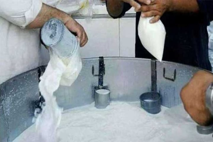 کراچی میں پھر دودھ مہنگا کرنے کی تیاریاں،11اکتوبر سے 300فی لیٹر ملے گا