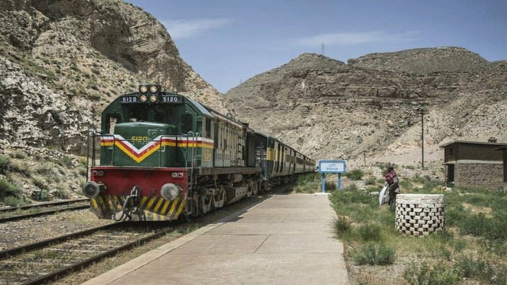 دہشت گردوں کا جعفر ایکسپریس پر راکٹوں سے حملہ، فائرنگ