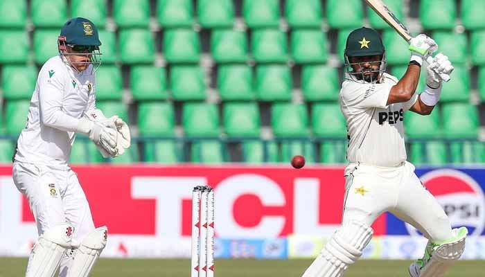 لاہور ٹیسٹ، پاکستان کا ٹاپ آرڈر ناکام، میچ کو دلچسپ بنا دیا