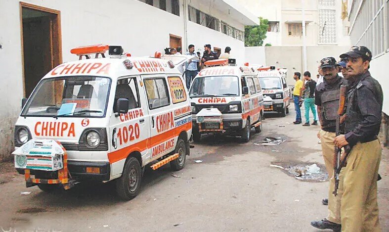 ناظم آباد میں اسکول وین میں آگ لگ گئی، 4 طلبہ اور ڈرائیور زخمی