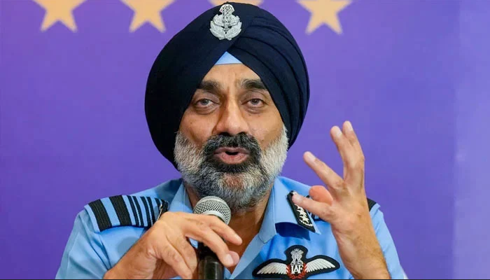 طیارہ گرنے پر عوام برہم، بھارتی ایئرچیف کو فوری ہٹانے کا مطالبہ