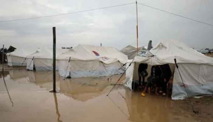 غزہ میں بارش کا قہر، خیمہ بستیوں میں تباہی،8ماہ کی بچی سردی سے جاں بحق