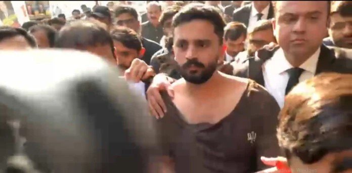 کراچی، سٹی کورٹ میں وکلا کا رجب بٹ پر تشدد، ویڈیو بھی سامنے آگئی