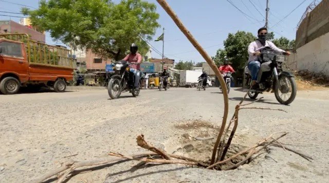 گٹر پر ڈھکن لگائے جاتے ہیں لیکن نشہ کرنے والے لے جاتے ہیں، ترجمان سندھ حکومت