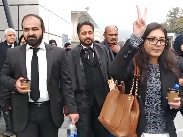 ایمان مزاری اور شوہر ہادی علی چٹھہ گرفتار،جوڈیشل ریمانڈ پر جیل روانہ