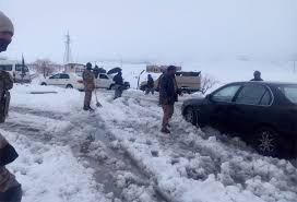 بالائی علاقوں میں شدید برفباری سے نظام زندگی جم گیا، راستے بند، پاک فوج کا ریسکیو آپریشن جاری