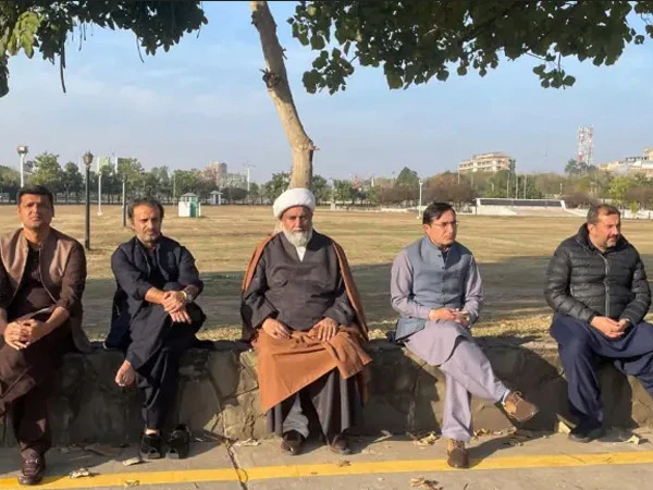 اپوزیشن اتحاد کا احتجاجی دھرنا جاری،اسلام آبادکا ریڈ زون پھر سیل