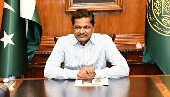 کمشنر کراچی کے احکامات کی دھجیاں، اعجاز بریانی سینٹر نے دکانوں کے ساتھ فٹ پاتھ خرید لیے