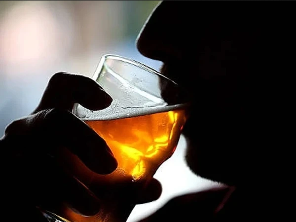 ناظم آباد،زہریلی کچی شراب پینے سے 3 افراد ہلاک(رپورٹ طلب)