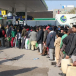 متعدد پمپس پر پیٹرول ختم، عوام کی بڑی تعداد حصول کیلئے باہر نکل آئی