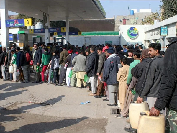 متعدد پمپس پر پیٹرول ختم، عوام کی بڑی تعداد حصول کیلئے باہر نکل آئی