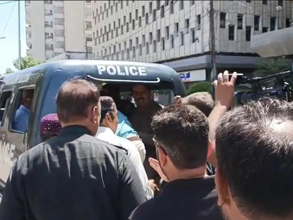 سندھ پولیس کا کراچی پریس کلب کے باہر دھاوا، 6 قوم پرست رہنما زیر حراست