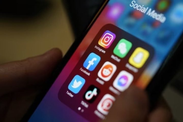 انڈونیشیا کا کم عمر بچوں کے سوشل میڈیا استعمال پر پابندی لگانے کا اعلان