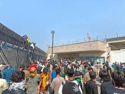 کراچی میں مظاہرین کا امریکی قونصل خانہ پر دھاوا، 10 مظاہرین جاں بحق