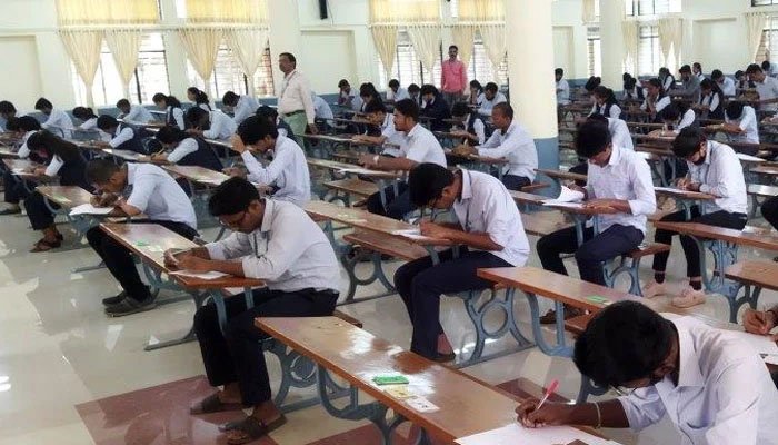 کراچی کے میٹرک امتحانات میں نقل مافیا کیخلاف گرینڈ آپریشن،4 ملزمان گرفتار