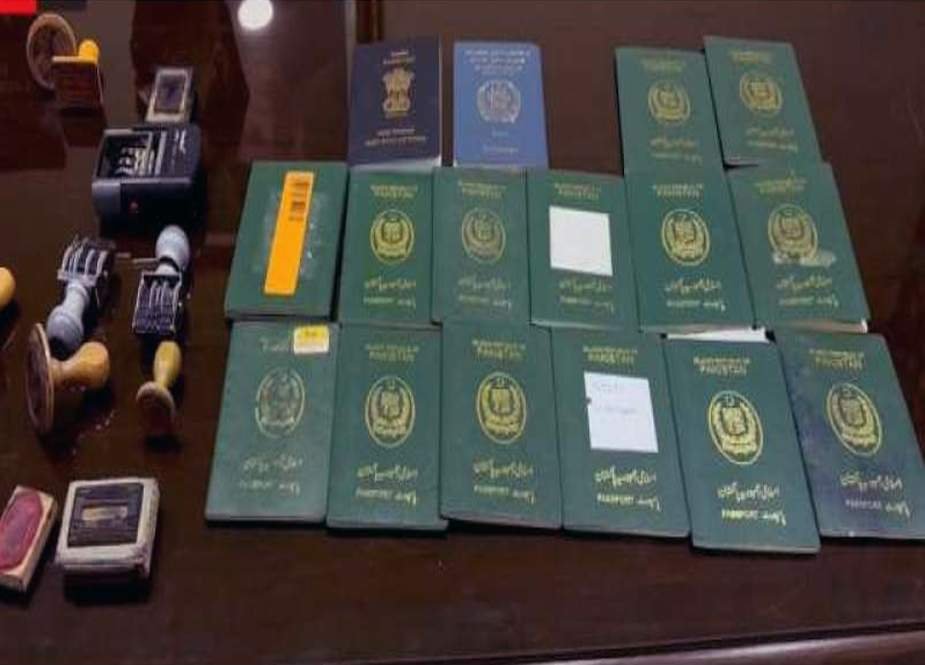کراچی میں جعلی امیگریشن اسٹیمپ کی خفیہ لیب پکڑی گئی،40 ممالک کی جعلی مہریں برآمد