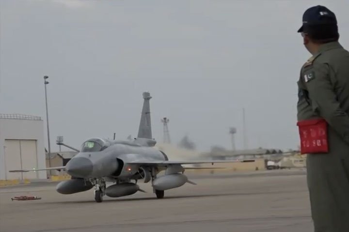 دفاعی معاہدے کے تحت پاکستانی فوجی دستہ سعودیہ پہنچ گیا