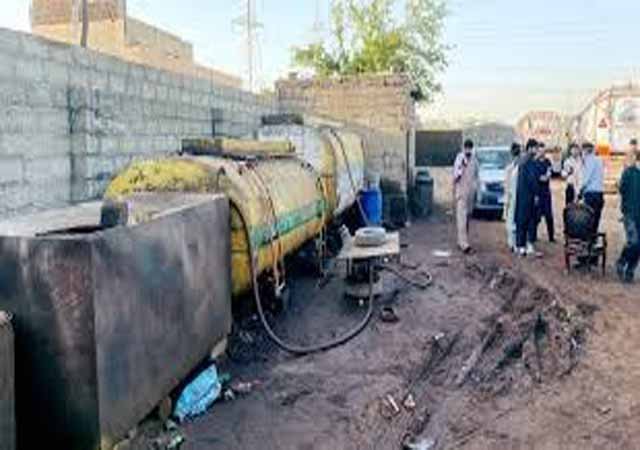 کراچی میں غیر قانونی آئل اسٹوریج سہولت کے گرد گھیرا تنگ
