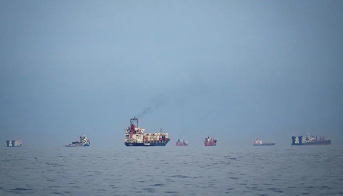 آبنائے ہرمز میں مختلف ممالک کے 3 ہزار جہاز پھنس گئے