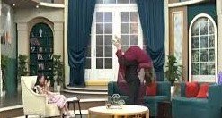 فضا علی کے شوہر اعجاز خان نے لائیو شو میں اداکارہ کو کندھے پر اٹھا لیا