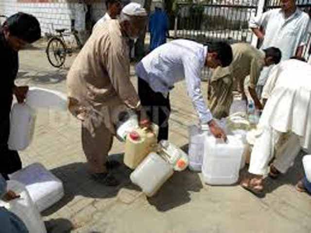 کراچی کے مختلف علاقوں میں 9 دن سے پانی کی فراہمی بند