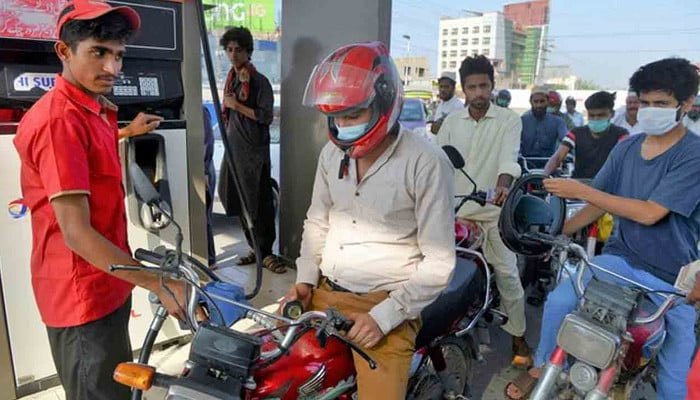 پیٹرول پر 5 روپے کی تاریخی کمی پر دل کر رہا ہے کہ خوشی سے ناچیں،کراچی کے عوام غصے میں