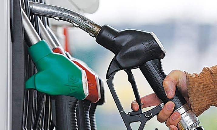 عوام کی امیدوں کو دھچکا، حکومت کا پیٹرولیم مصنوعات کی قیمتیں برقرار رکھنے کا فیصلہ