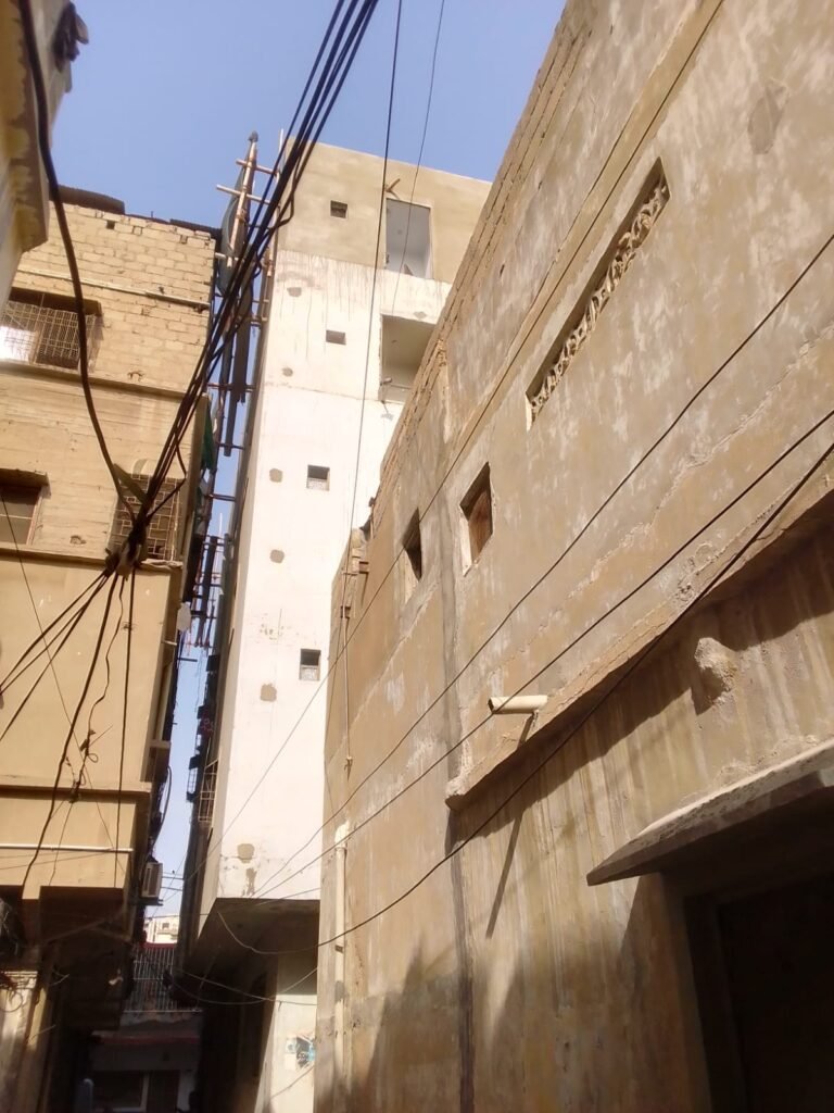 سندھ بلڈنگ، وسطی میں قواعد کے برخلاف پرانی عمارتوں پر بالائی منزلیں