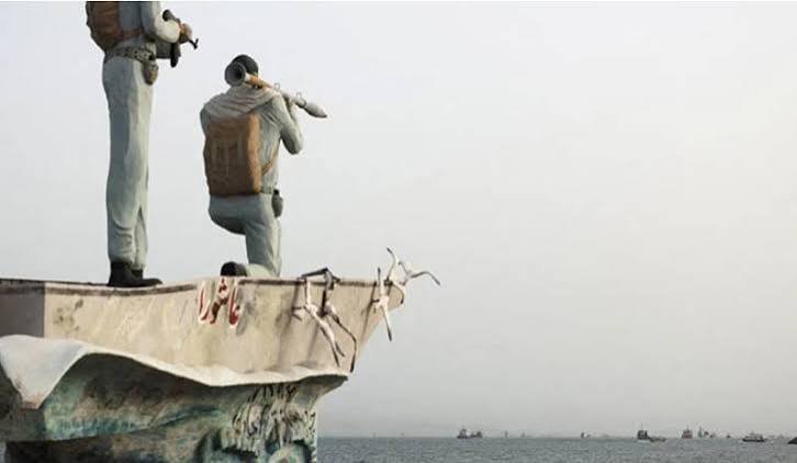 آبنائے ہرمز میں دو یونانی بحری جہازوں پر میزائل حملے