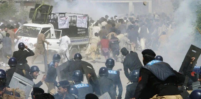 آزاد کشمیر میں حالات انتہائی کشیدہ، فورسز اور مظاہرین میں جھڑپیں،6افراد جاں بحق، متعدد زخمی
