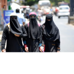 بھارت میں مسلم خاتون کی سرعام تذلیل، ہندو جنونیوں نے برقع کھینچ کر زبردستی سندور لگا دیا