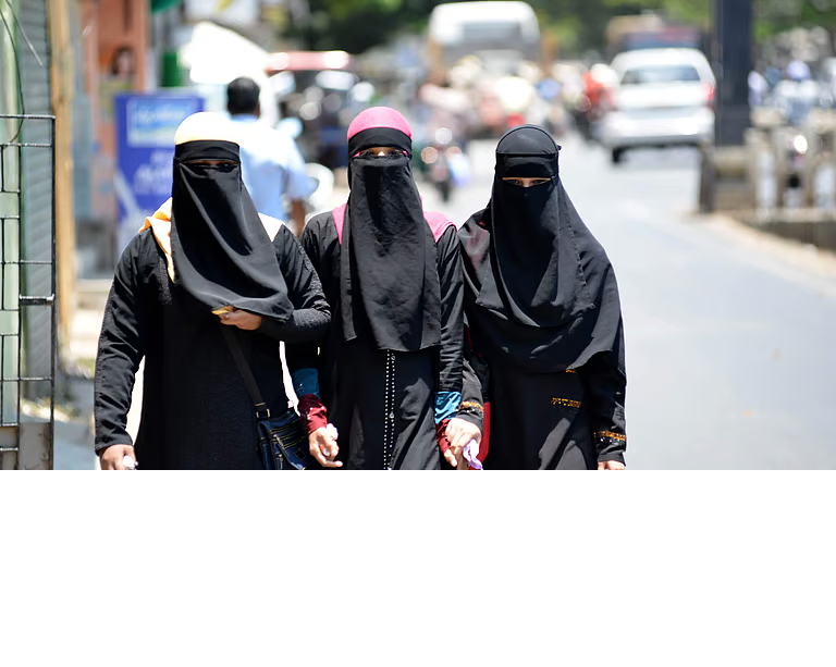 بھارت میں مسلم خاتون کی سرعام تذلیل، ہندو جنونیوں نے برقع کھینچ کر زبردستی سندور لگا دیا