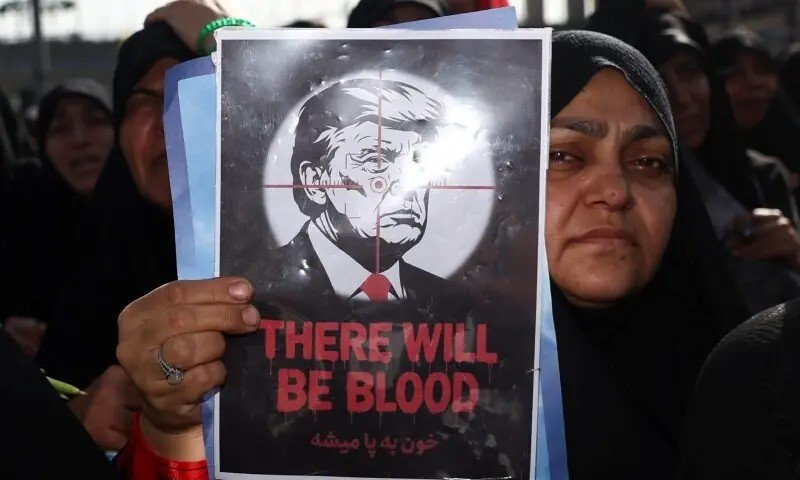 علی خامنہ ای کی نمازِ جنازہ سے قبل ہزاروں افراد کے انتقام اور امریکا مردہ باد کے نعرے
