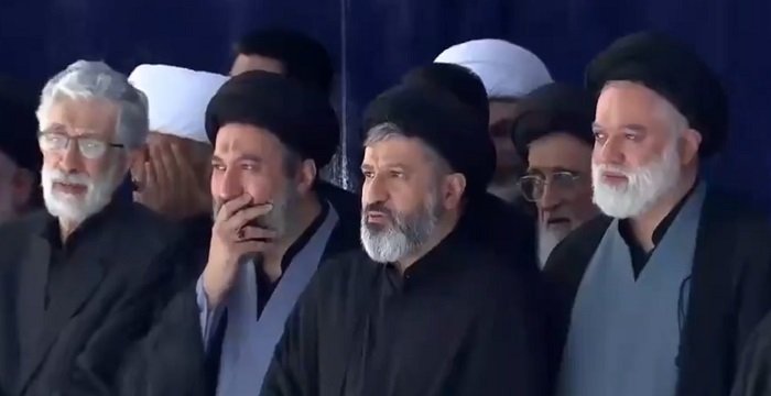 علی خامنہ ای کی نمازِ جنازہ میں تین بیٹوں کی شرکت، ویڈیو سامنے آگئی