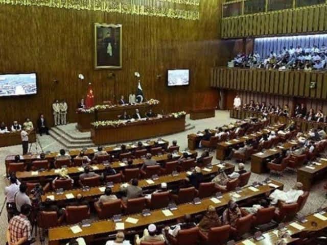 غیر ضروری وزارتیں ختم کرکے سالانہ 5 ہزار ارب روپے کی بچت ممکن ہے، سینیٹ کمیٹی