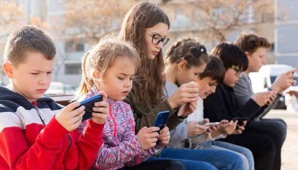 فرانس میں 15 سال سے کم عمر بچوں کے سوشل میڈیا استعمال پر پابندی عائد