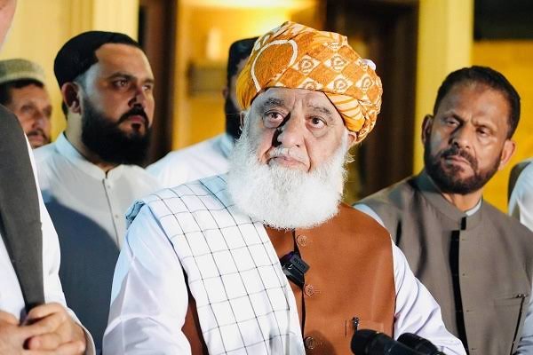 فوج کے خلاف بیان بازی سے متعلق درخواست پر مولانا فضل الرحمان عدالت طلب