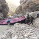 ژوب: کوئٹہ سے پشاور جانیوالی بس کھائی میں گر گئی، 40 مسافرجاں بحق