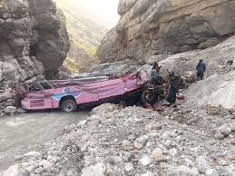 ژوب: کوئٹہ سے پشاور جانیوالی بس کھائی میں گر گئی، 40 مسافرجاں بحق