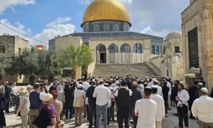 مسجدِ اقصیٰ کی بے حرمتی، ہزاروں اسرائیلی آبادکاروں کا دھاوا